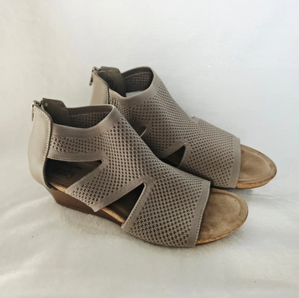 Croft & Barrow Women's Taupe Wedge Sandals